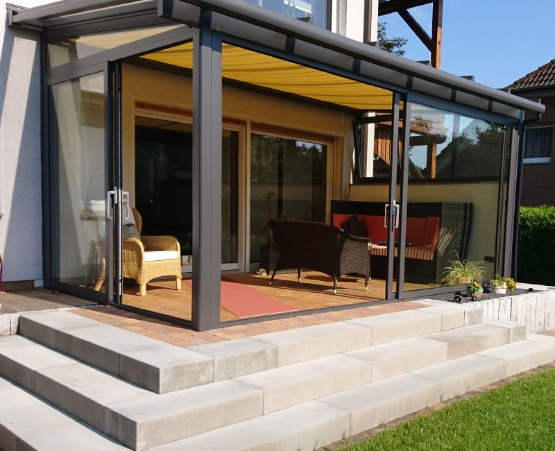 Terrassenüberdachung mit elektrischen Senkrechtbeschattung in Bad Salzuflen