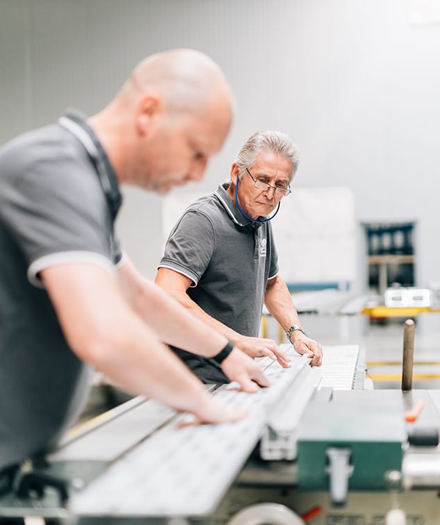 Mitarbeiter von D & F in der Fertigungshalle