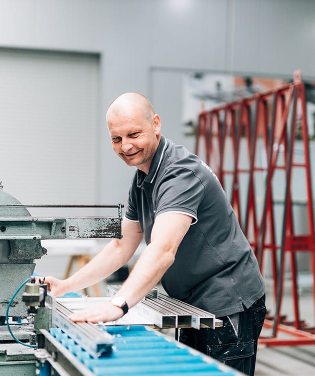 Mitarbeiter von D & F in der Fertigungshalle