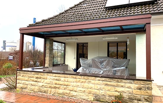 Terrassenüberdachung mit integrierten Beschattungen in Lage