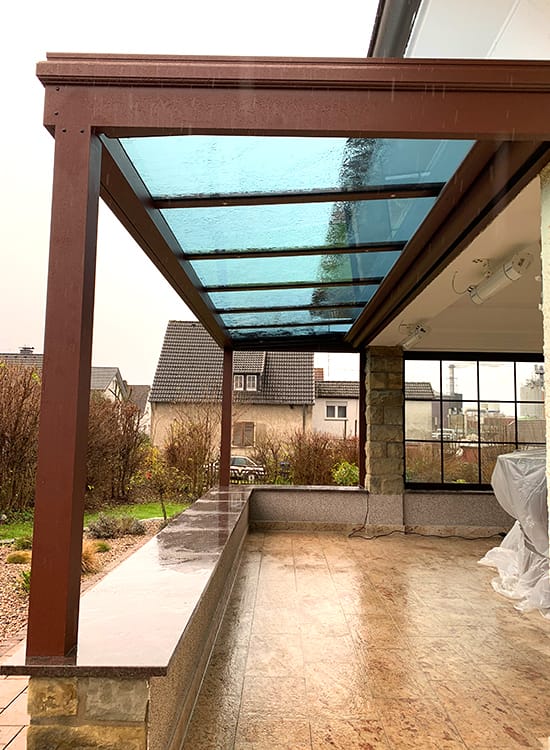 Terrassenüberdachung mit integrierten Beschattungen in Lage