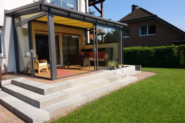 D & F Terrassenüberdachung mit Beschattung und Windschutz
