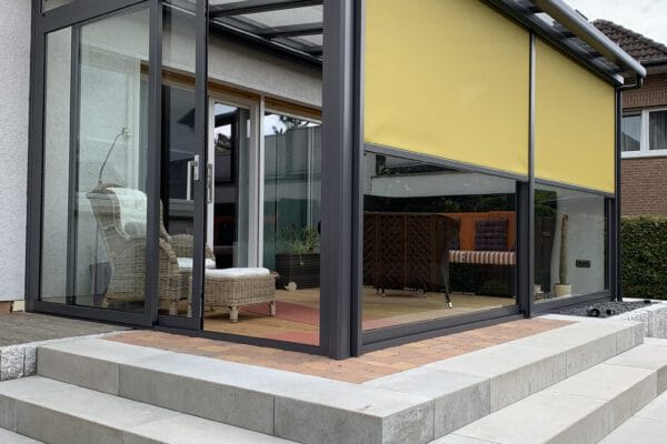D & F exklusive Terrassenüberdachung mit Senkrechtbeschattung