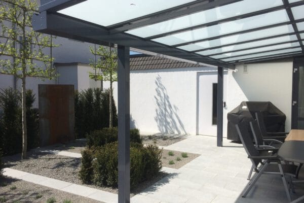 D & F individuelle Terrassenüberdachung mit Milchglas