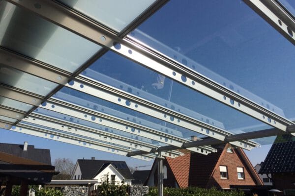 D & F Terrassenüberdachung mit Blick in den Himmel