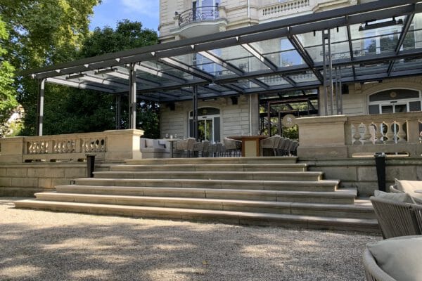 Überdachung einer Gastronomieterrasse in Baden-Baden