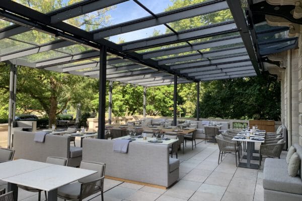 Überdachung einer Gastronomieterrasse in Baden-Baden