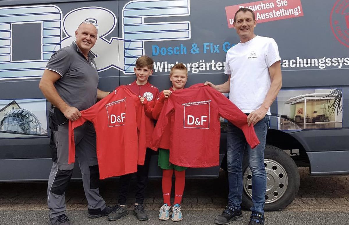 Neue Trikots für die E-Junioren