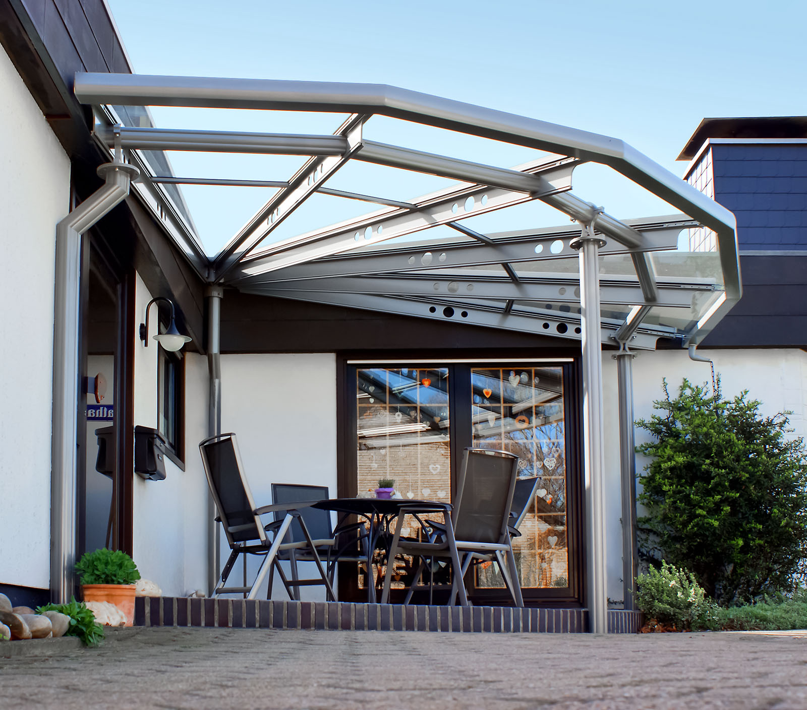 Innenansicht einer Glasüberdachung mit Aluminiumprofilen