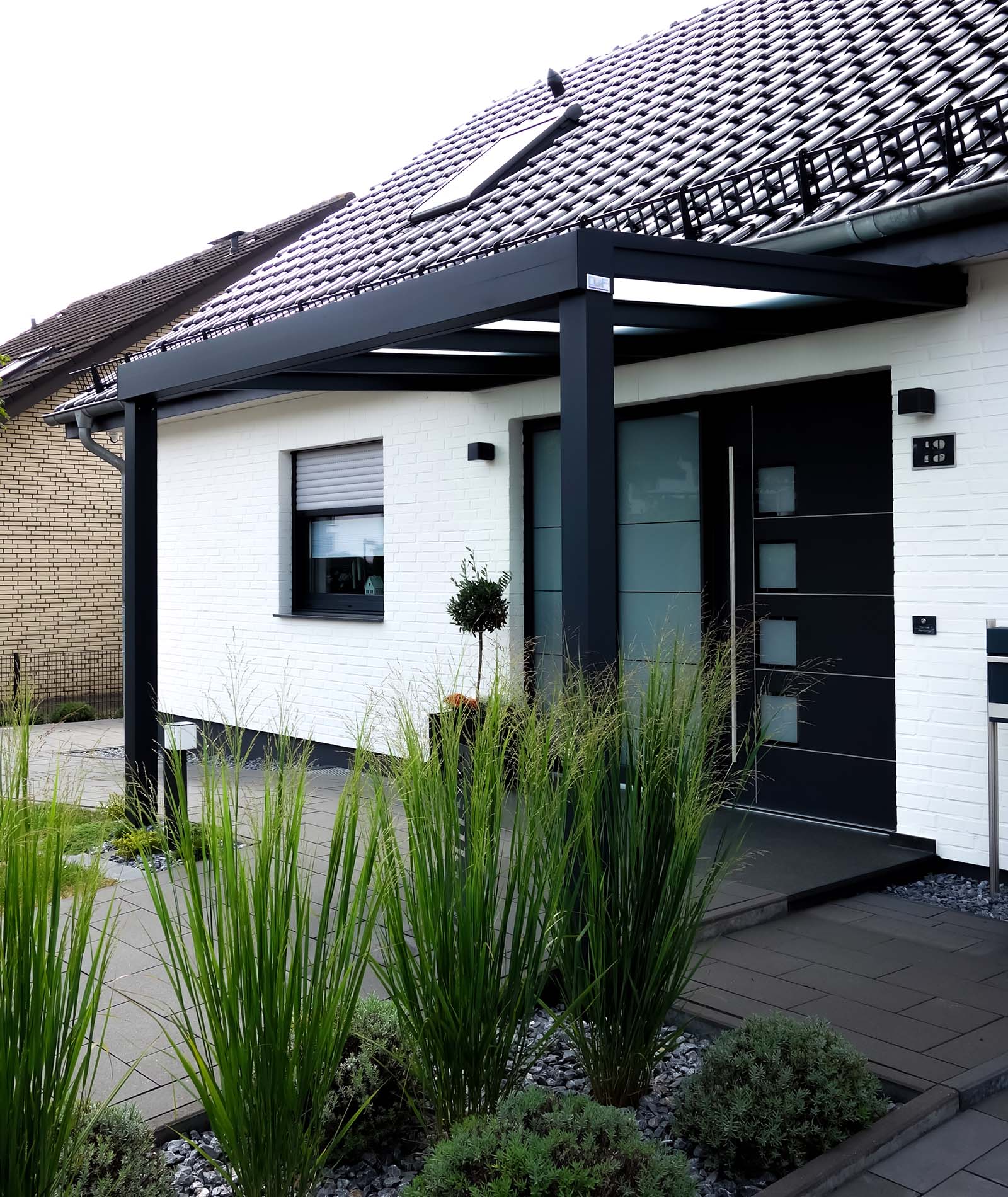 Haustürüberdachung mit seitlichem Wetterschutz