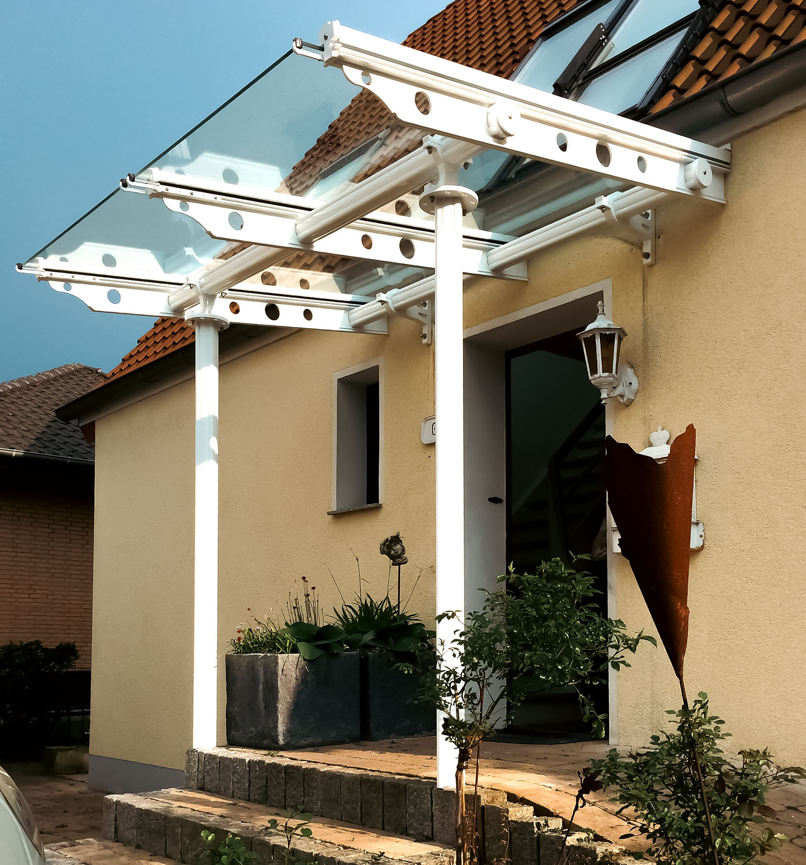 Glasvordach am Hauseingang mit Aluminiumkonstruktion
