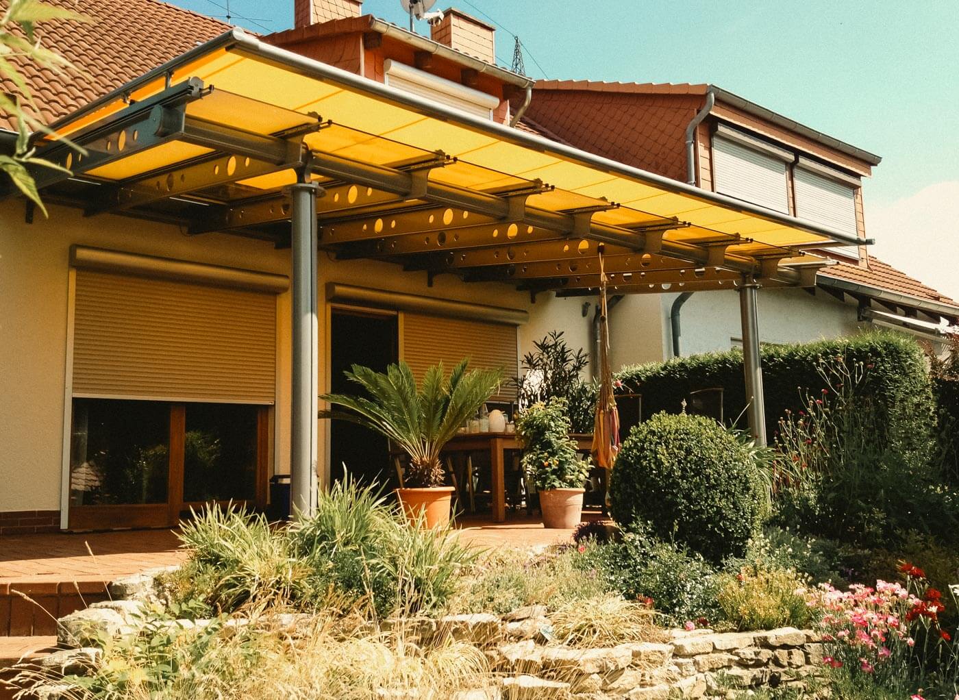 Terrassendach mit heller Sommerwirkung