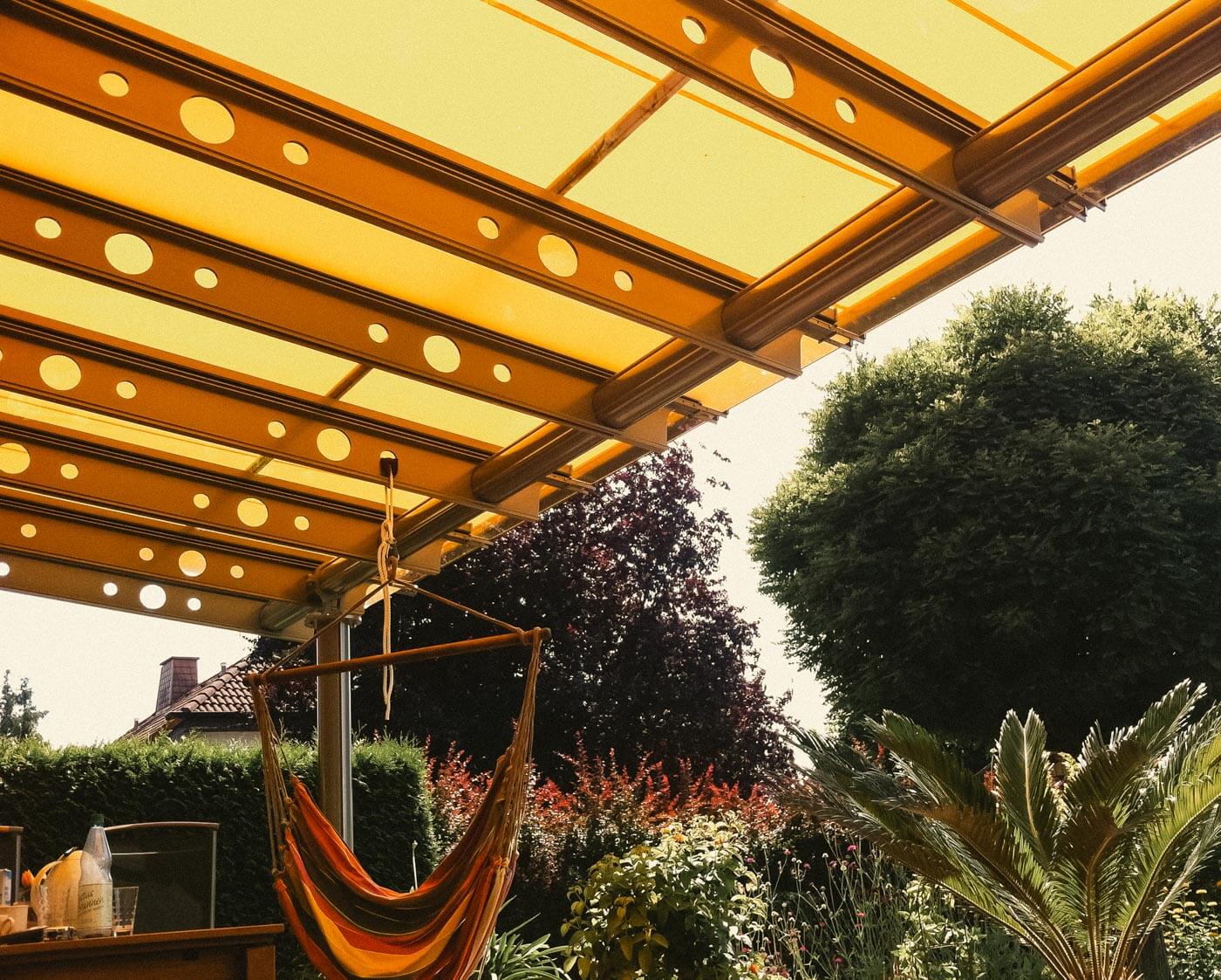 Detailansicht eines gelben Terrassendachs