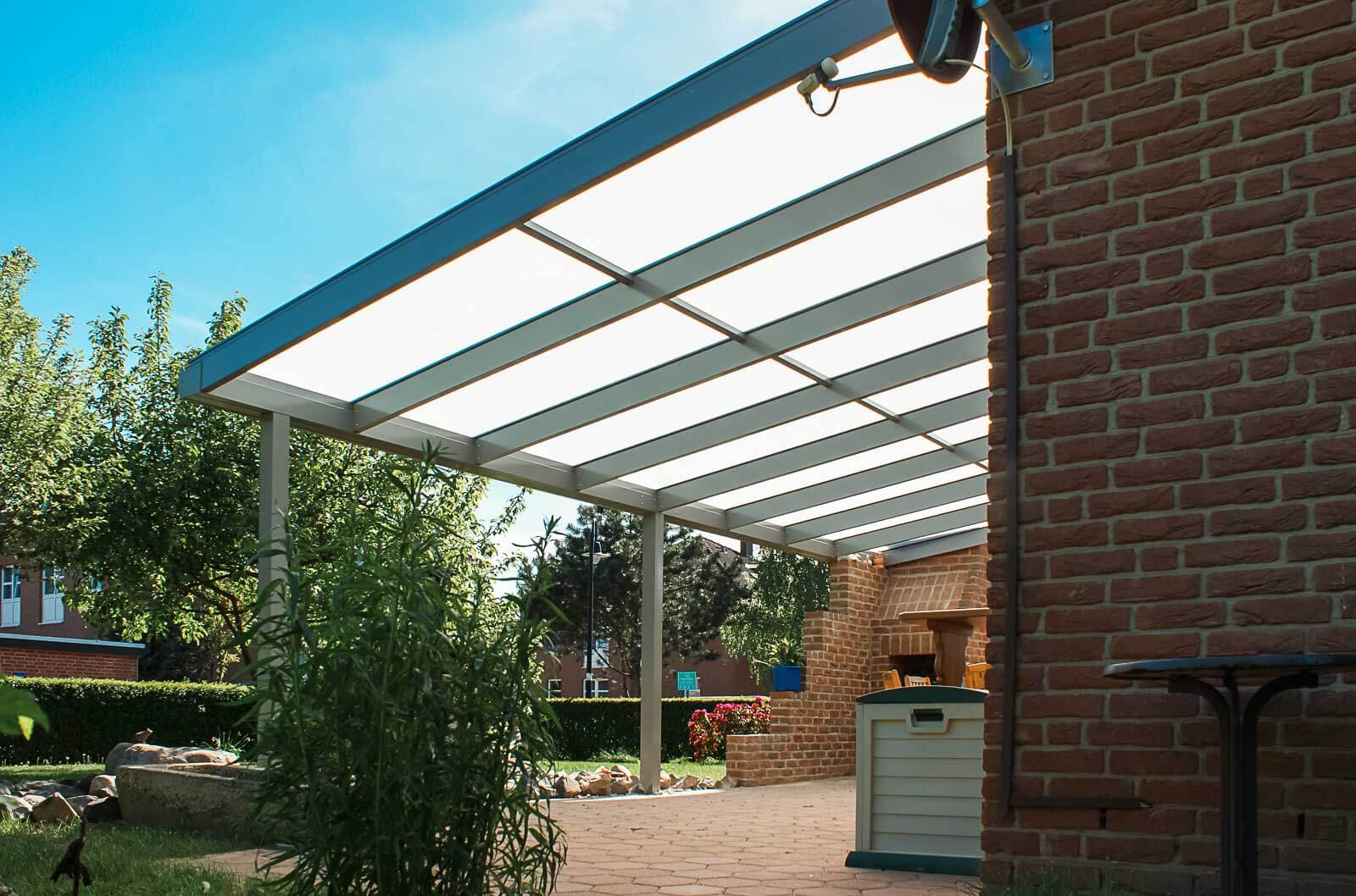 Detailansicht Terrassendach mit Gartenkamin