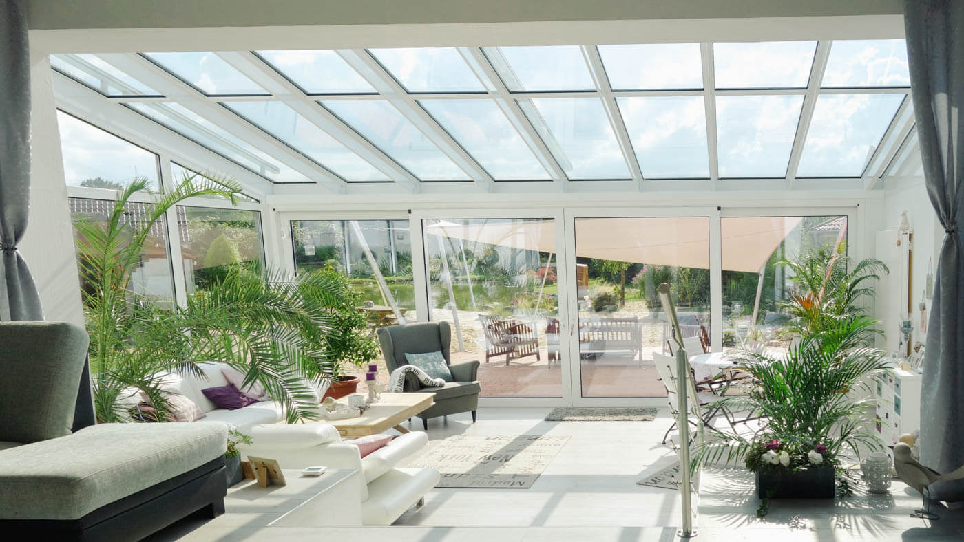 Moderner Wintergarten mit Glasfront