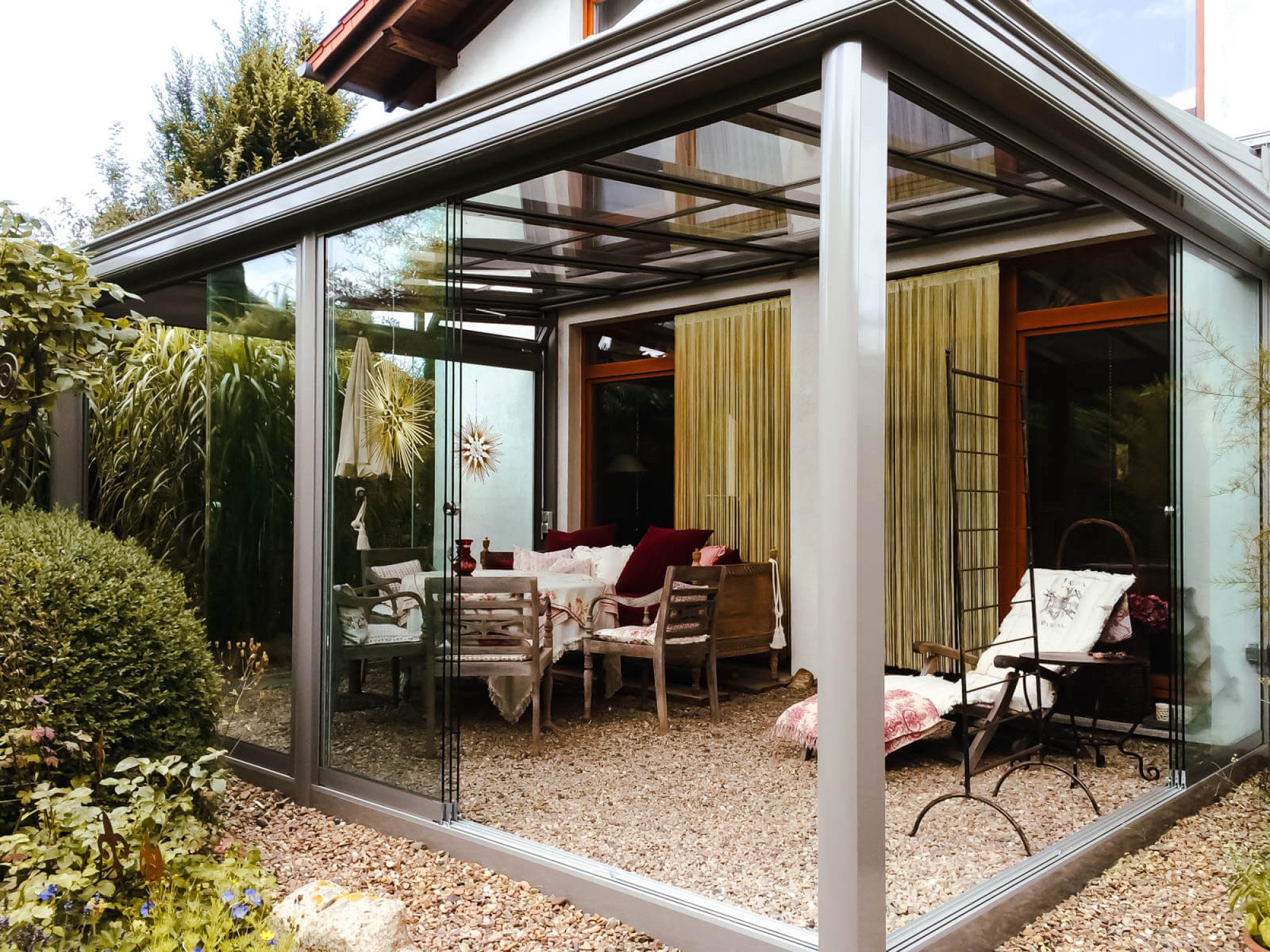 Heller Kaltwintergarten aus Glas und Aluminium