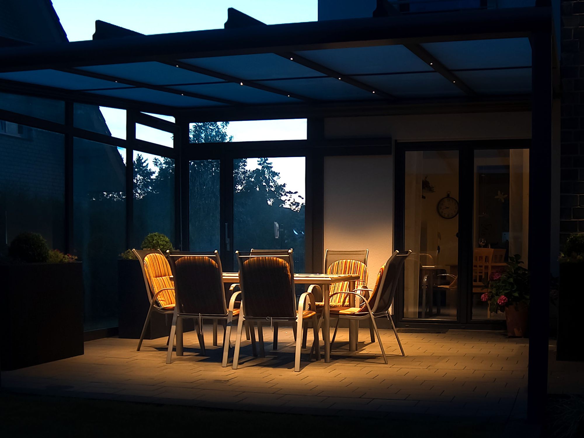 Wintergarten in stimmungsvoller Abendbeleuchtung