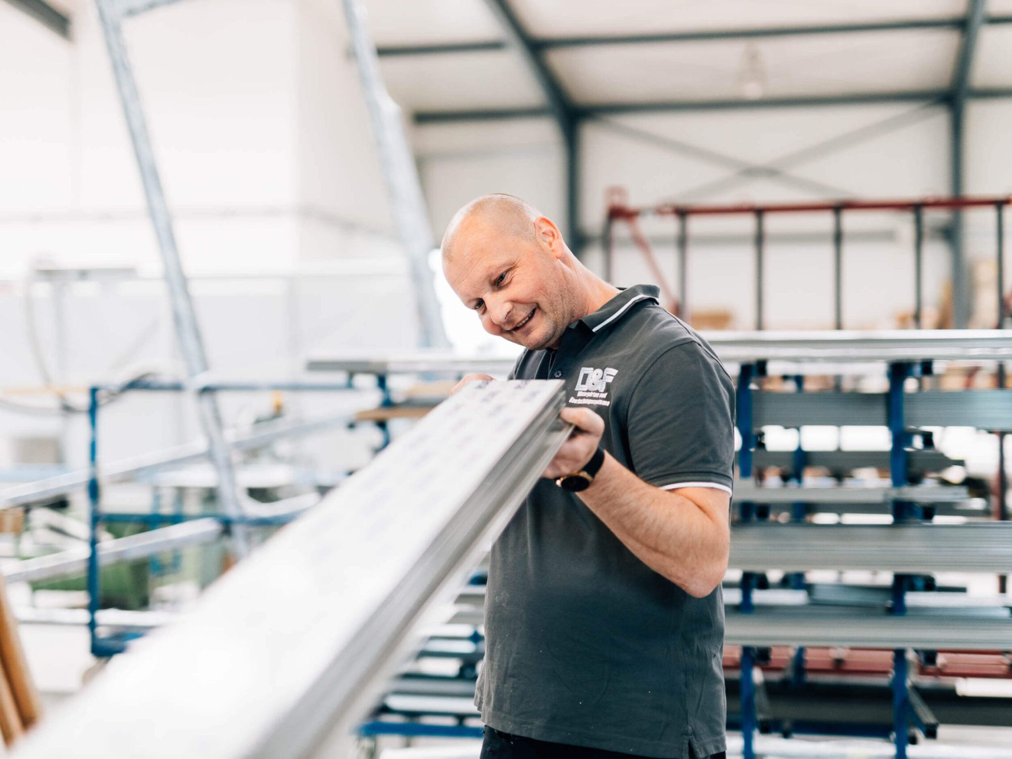 Mitarbeiter bearbeitet Aluminiumprofil in der D&F Fertigung