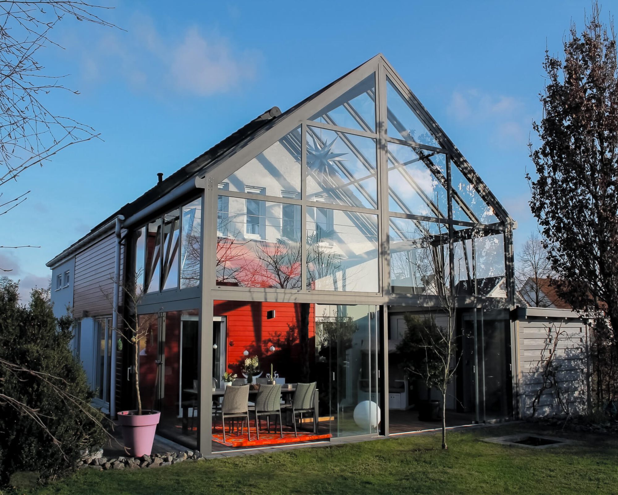 Moderner Wintergarten mit rotem Akzent