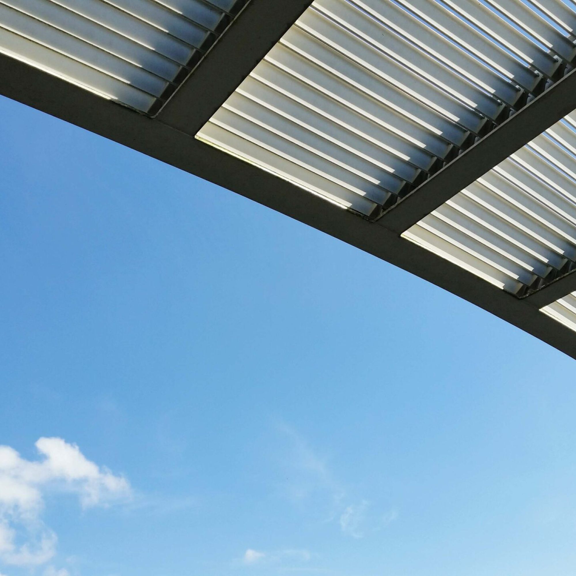 Terrassenüberdachung mit Lamellendach und Glasrahmen